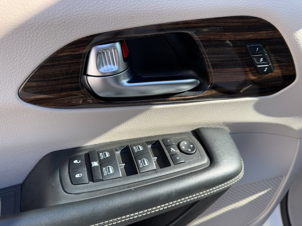 Used 2023 Chrysler Pacifica Limited FWD image 23