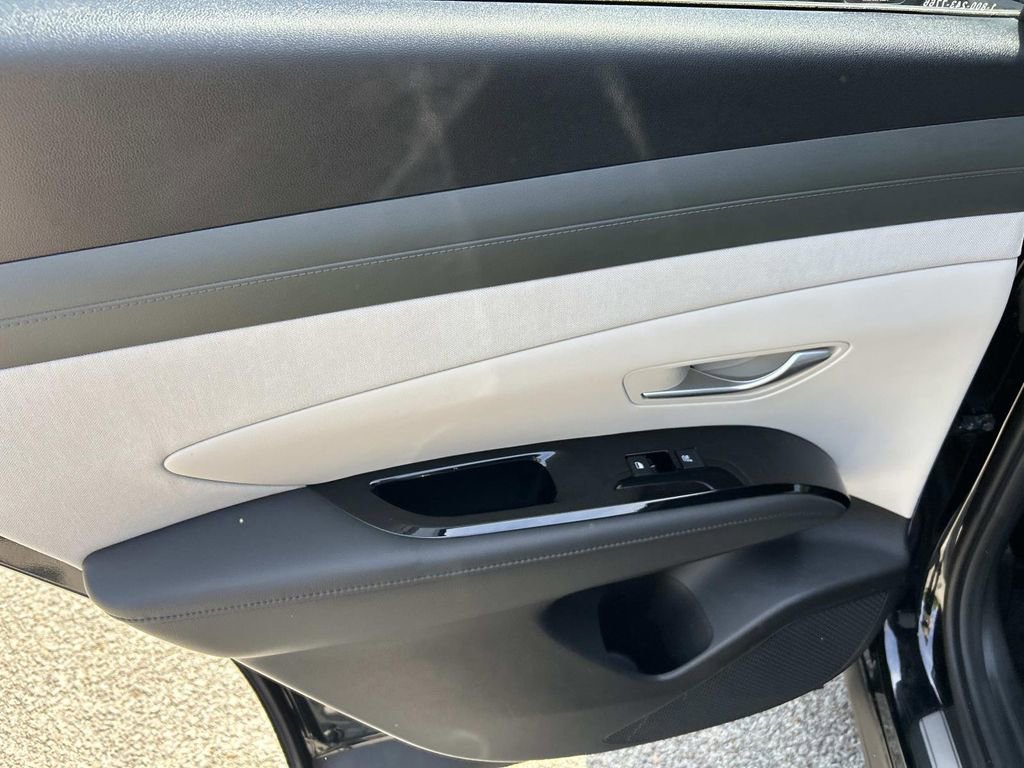 Certified 2025 Hyundai Tucson Limited AWD/4WD image 23