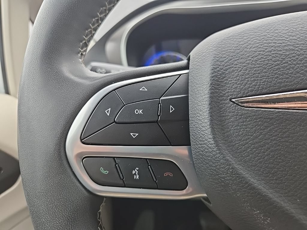 Used 2023 Chrysler Pacifica Touring-L FWD image 14