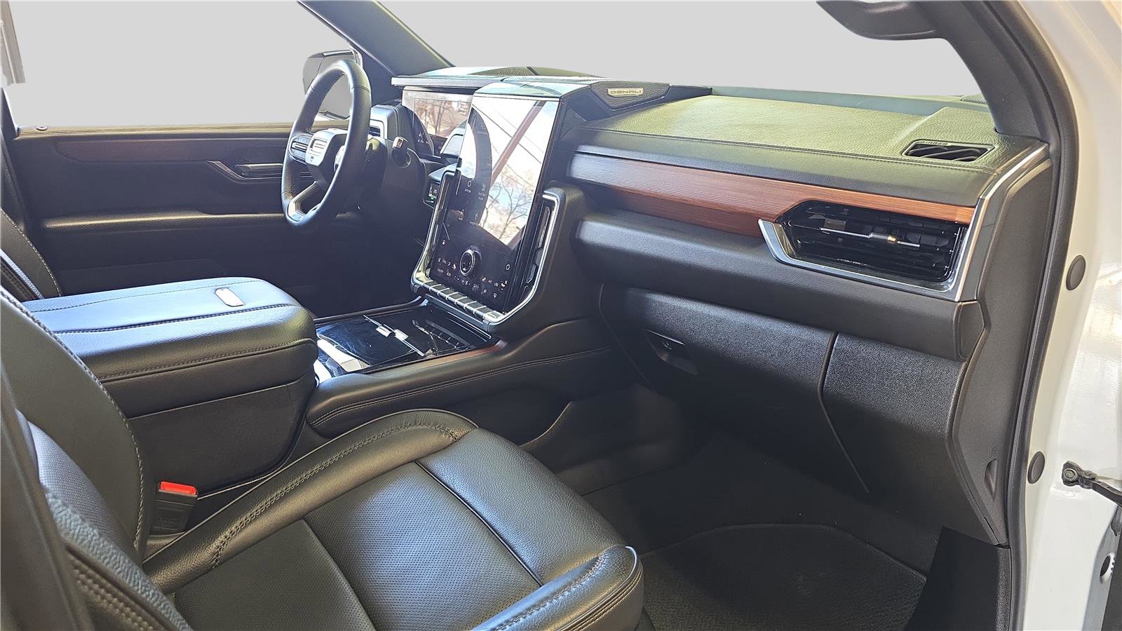 Used 2025 GMC Yukon XL Denali AWD/4WD image 16