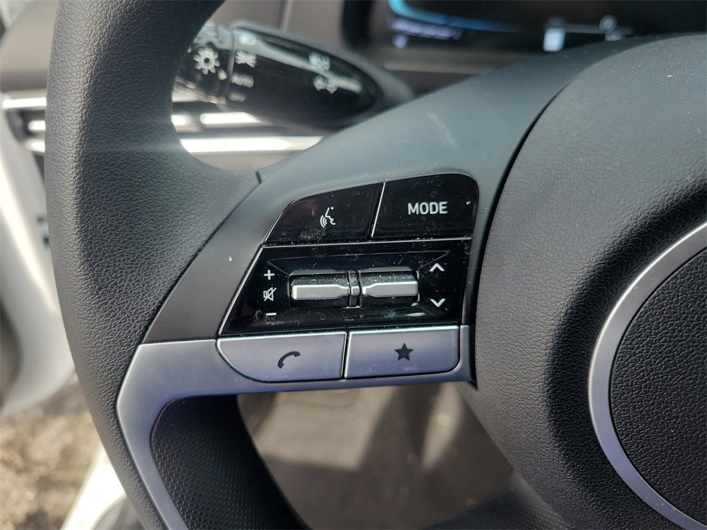 Certified 2025 Hyundai Elantra SE image 22