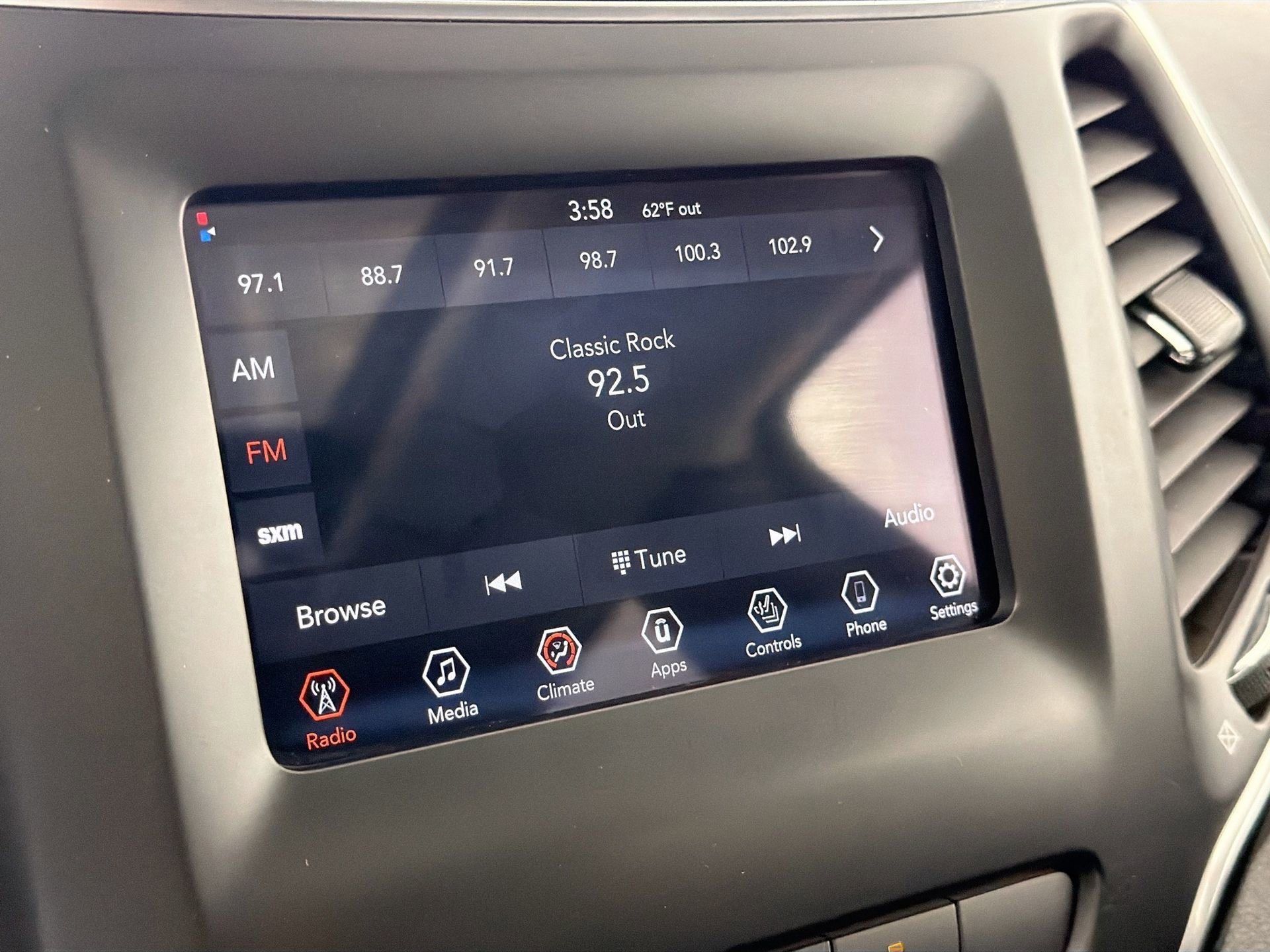 Used 2021 Jeep Cherokee Latitude Plus w/ Sun & Sound Group image 15