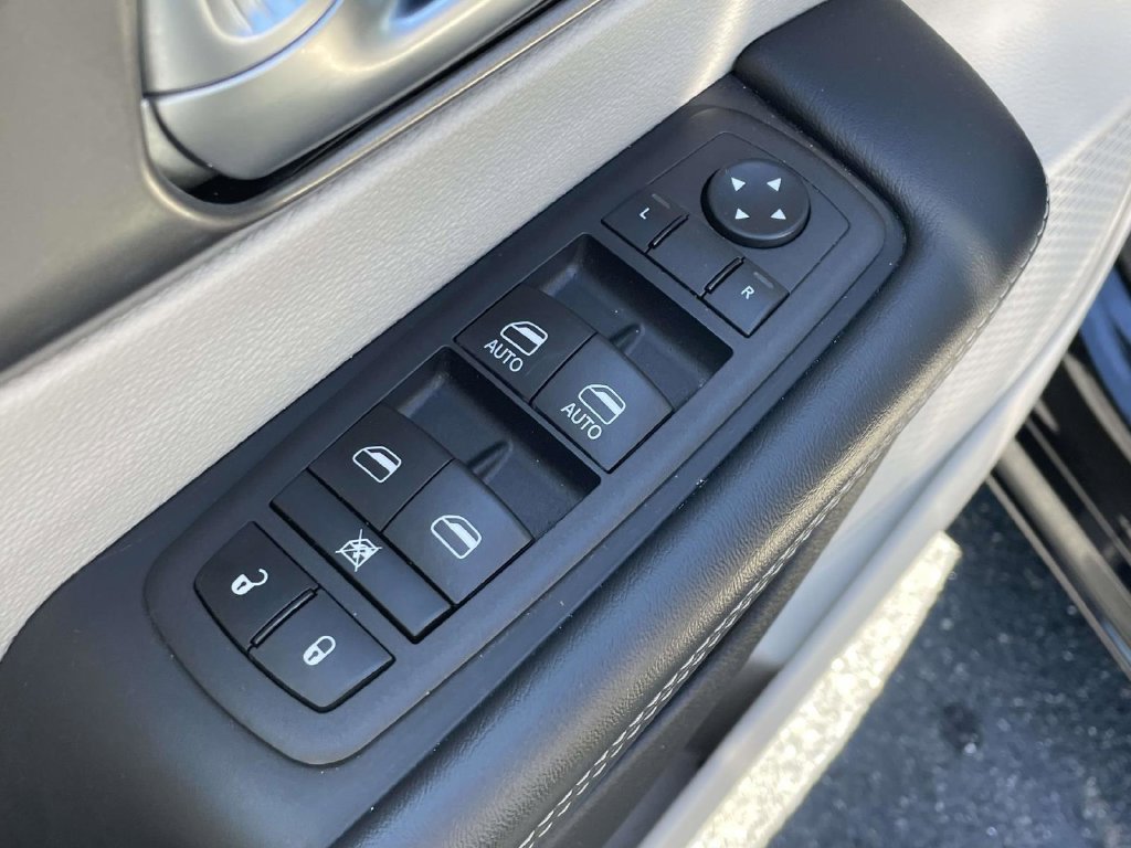 Certified 2023 Chrysler Pacifica Touring-L FWD image 26