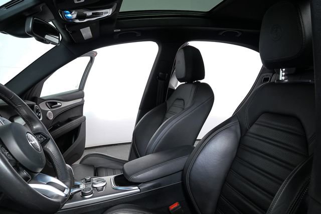 Used 2023 Alfa Romeo Stelvio Veloce image 3