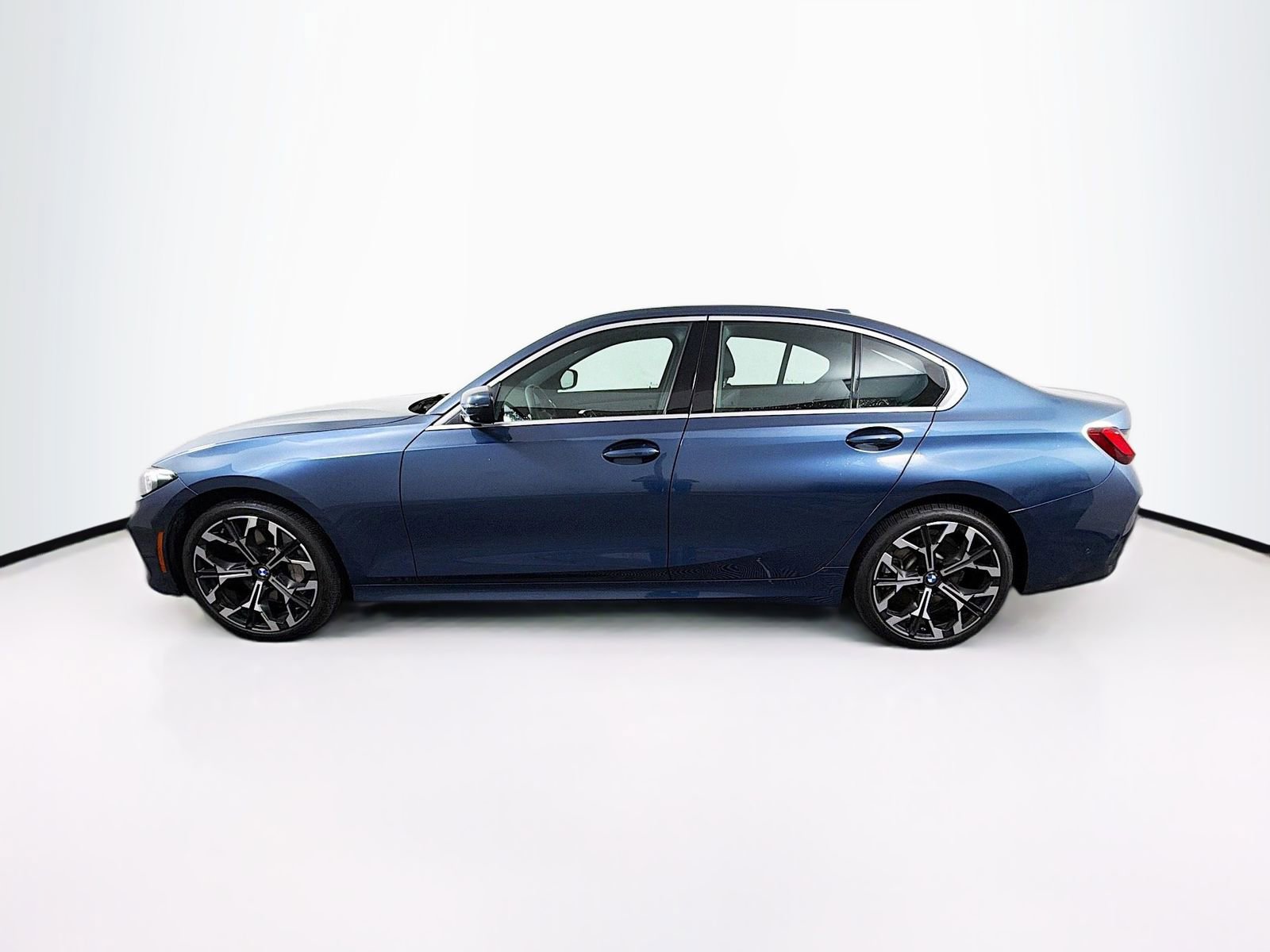 Used 2025 BMW 330i Sedan RWD image 4
