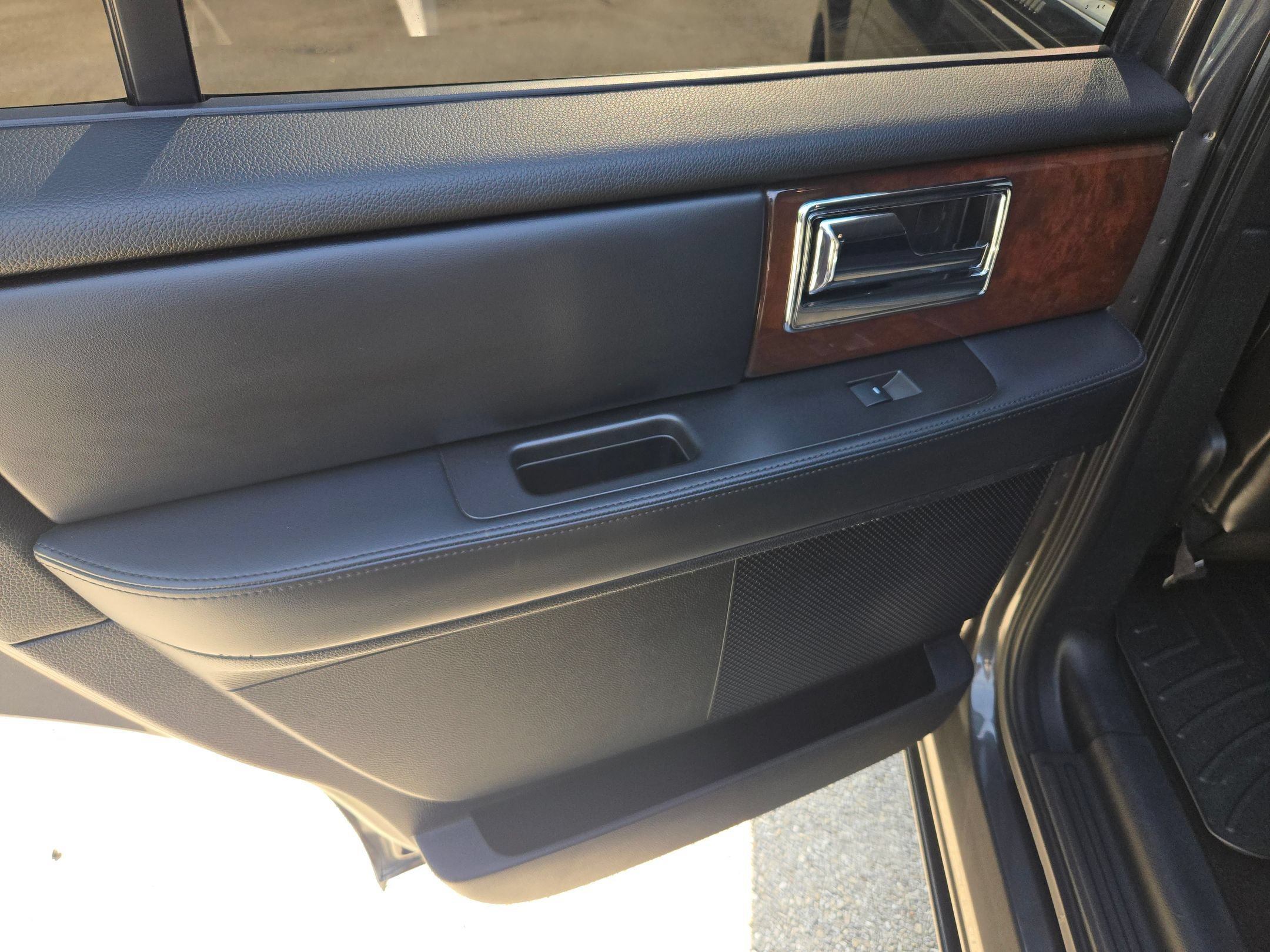 Used 2016 Lincoln Navigator Select RWD image 14