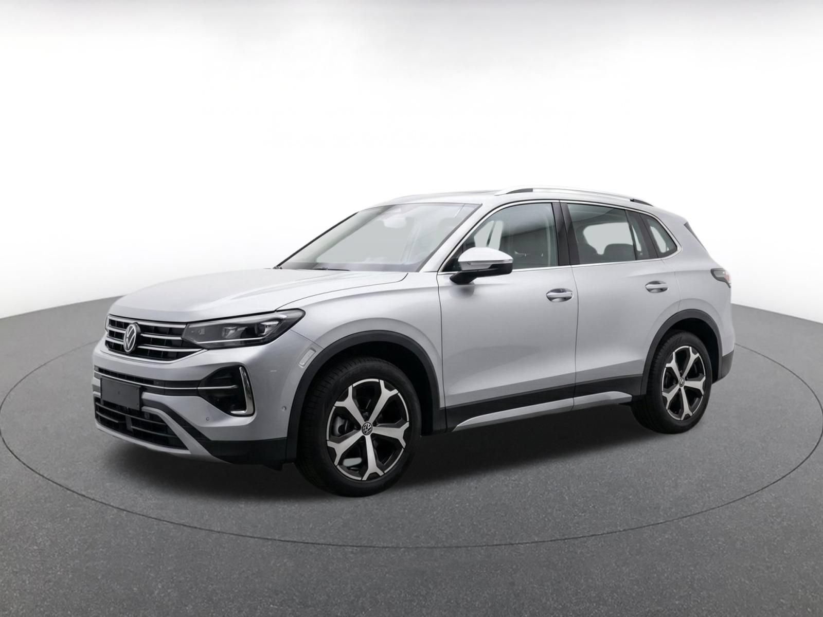 Used 2026 Volkswagen Tiguan SE AWD/4WD image 3