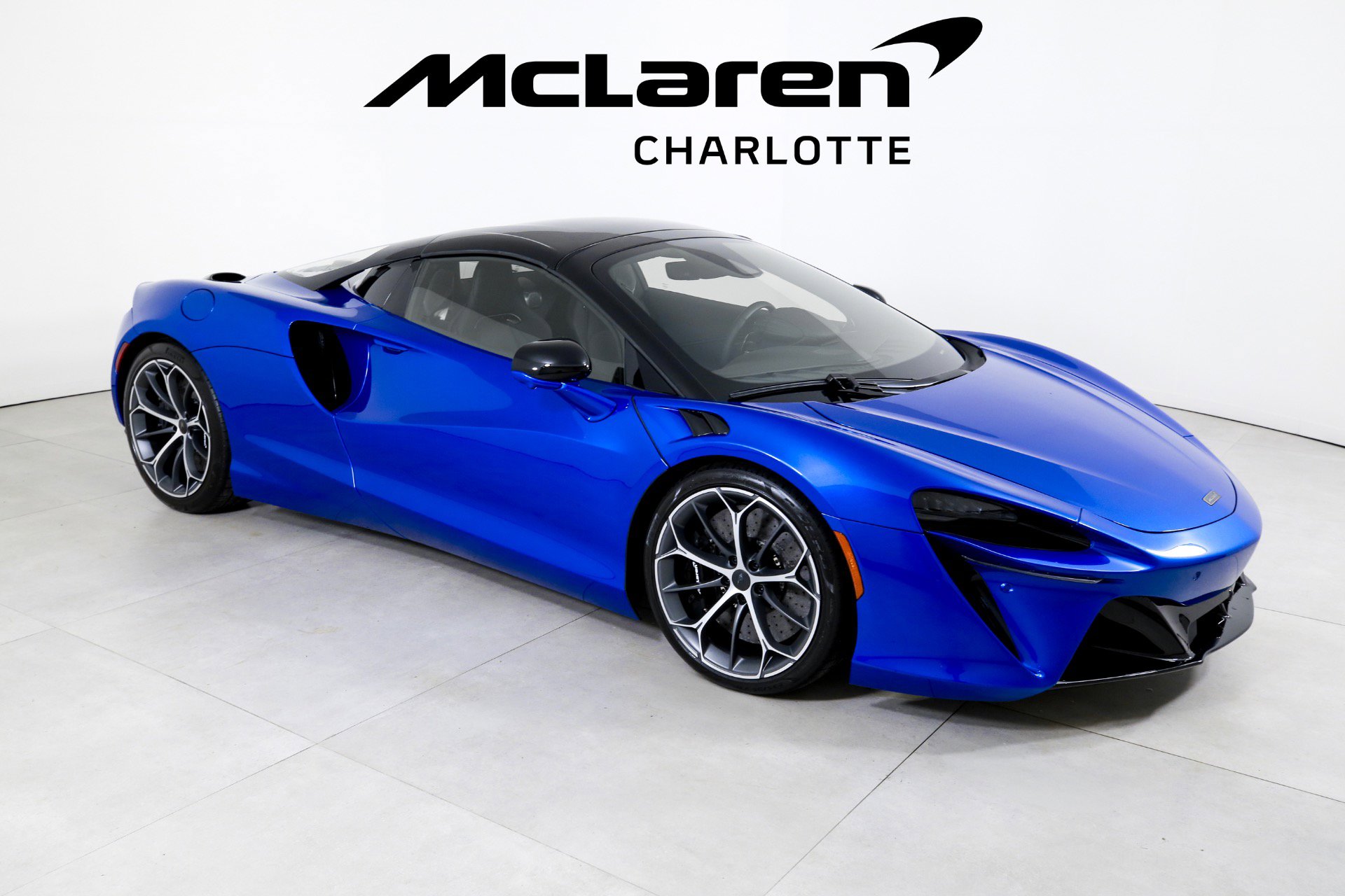 Used 2025 McLaren Artura Spider image 2