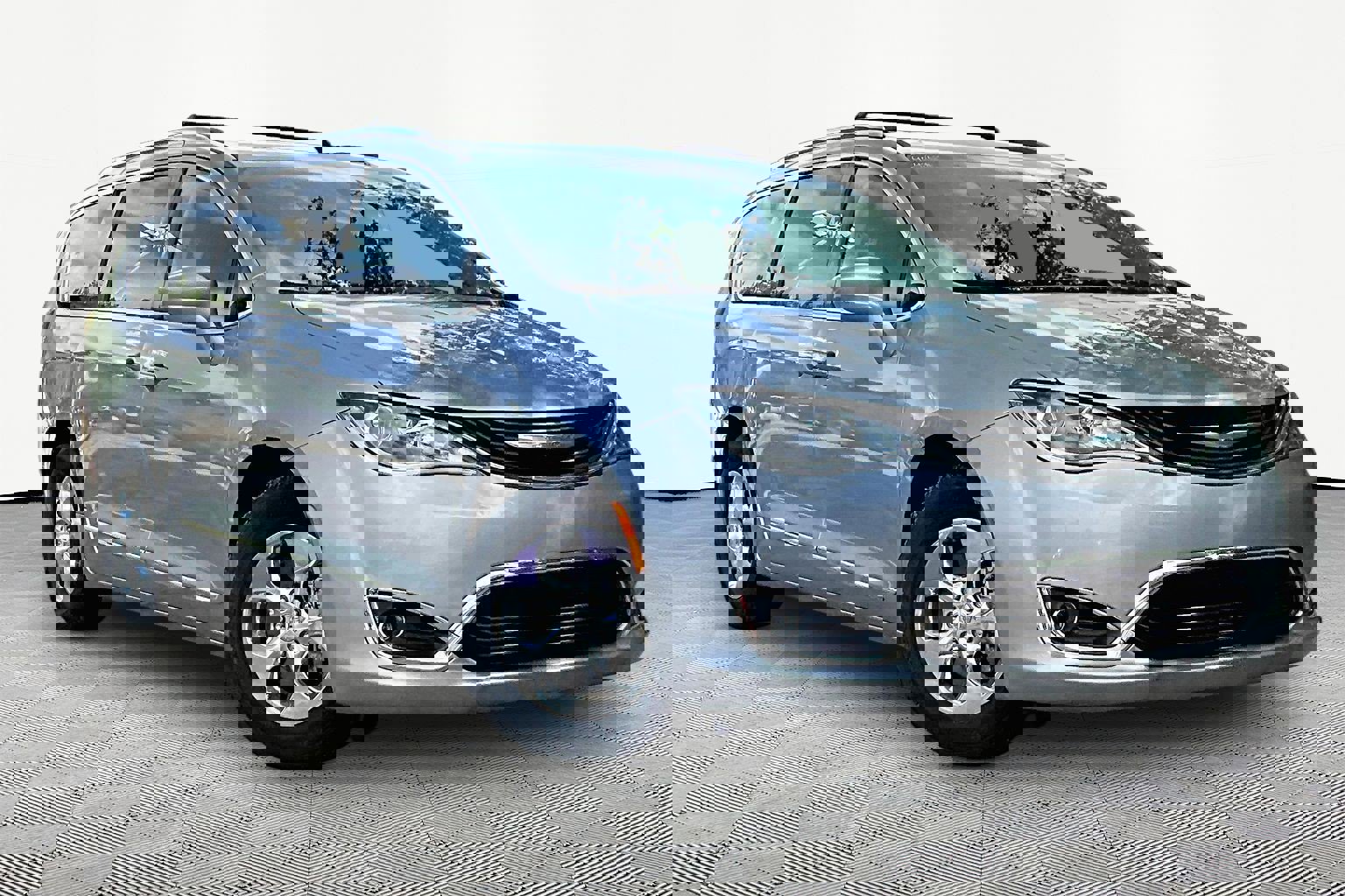 Used 2018 Chrysler Pacifica Touring-L image 3