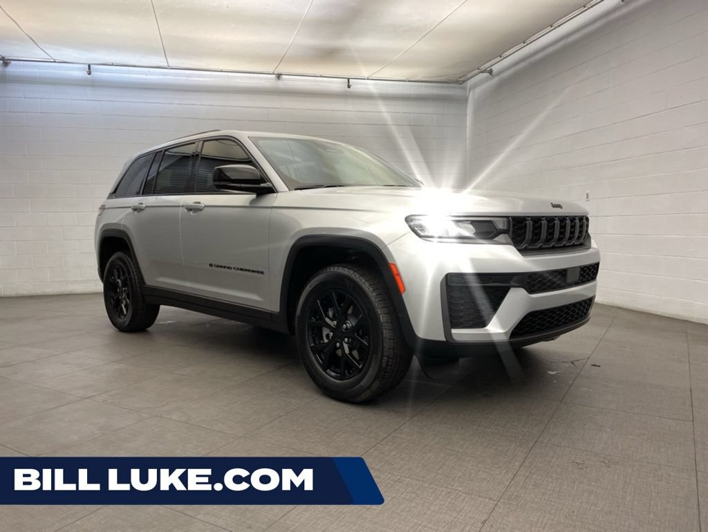 New 2026 Jeep Grand Cherokee Altitude AWD/4WD image 1