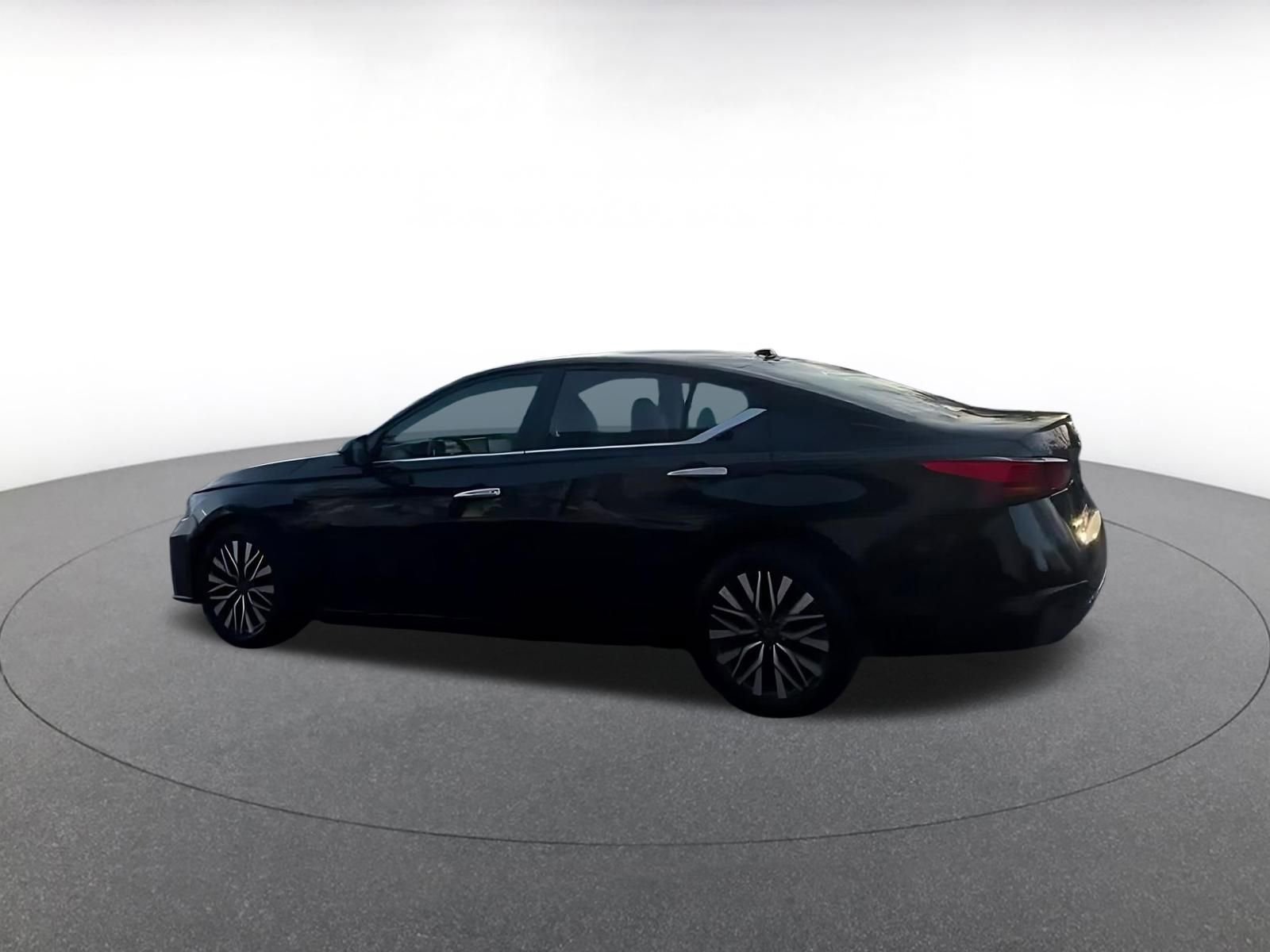 Used 2025 Nissan Altima 2.5 SV FWD image 9