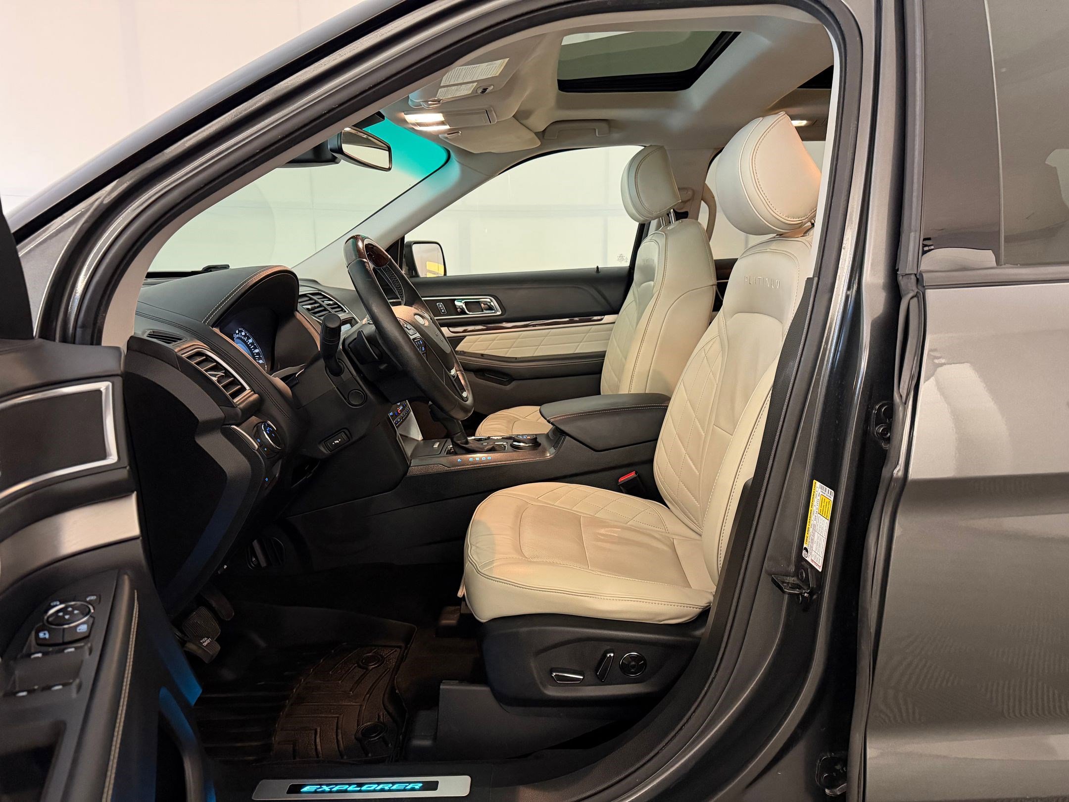 Used 2016 Ford Explorer Platinum AWD/4WD image 5