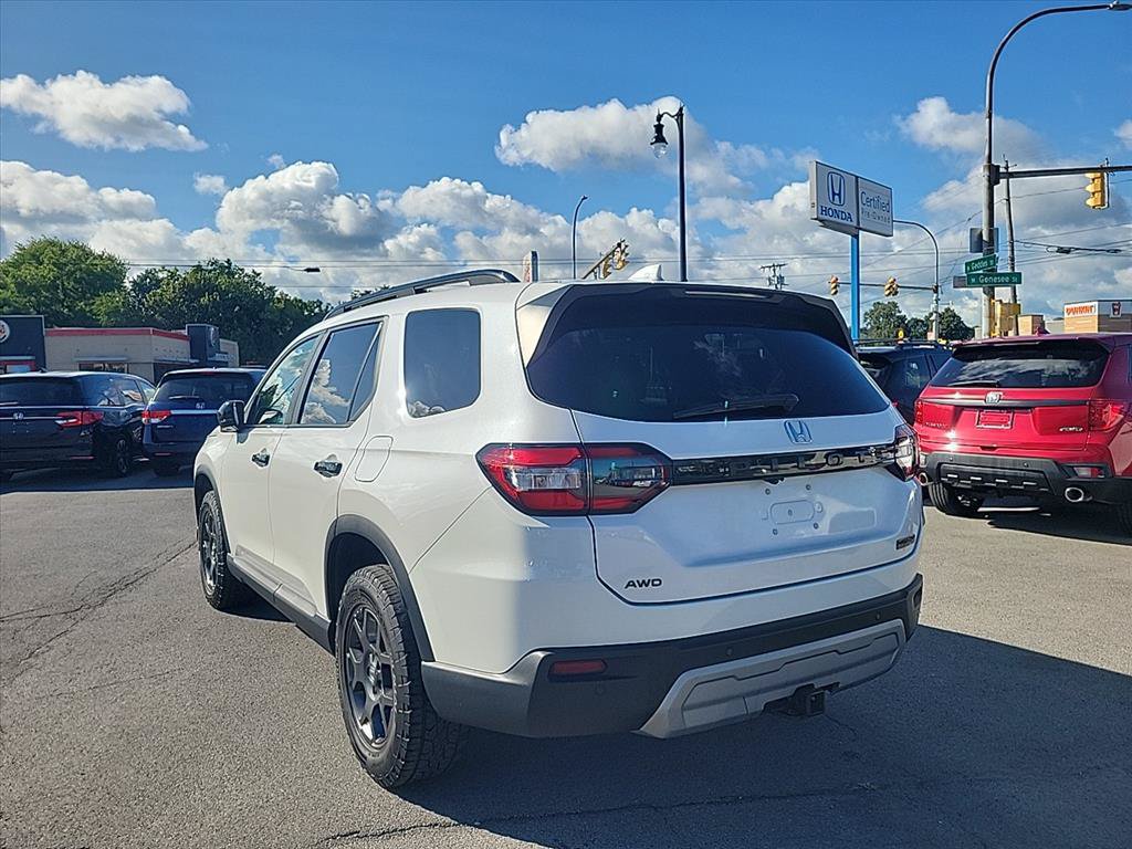 Used 2024 Honda Pilot TrailSport image 3