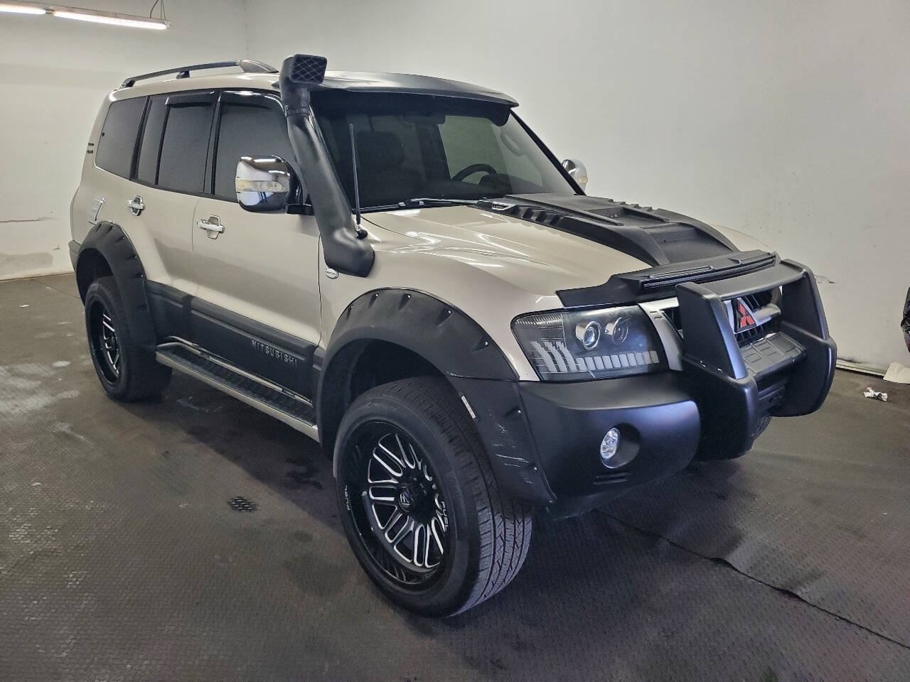 Used 2004 Mitsubishi Montero Limited AWD/4WD image 3
