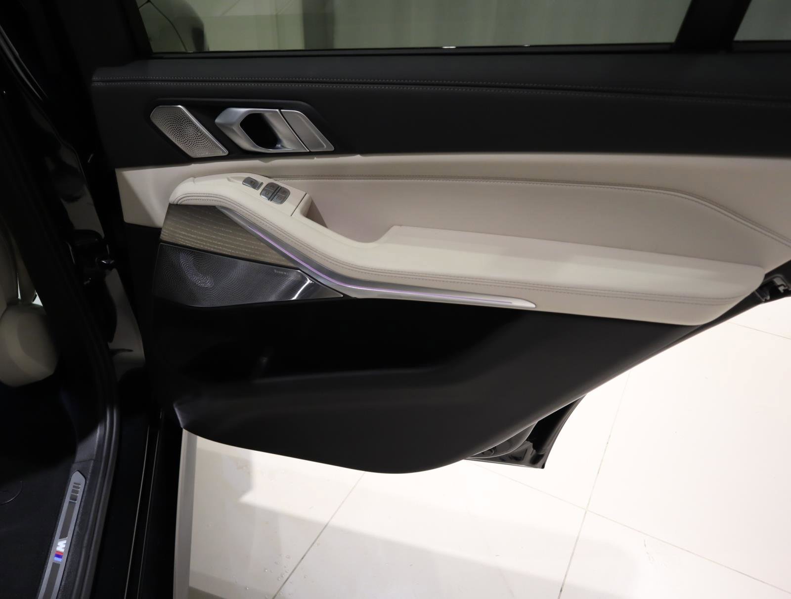 Used 2025 BMW X7 M60i image 13