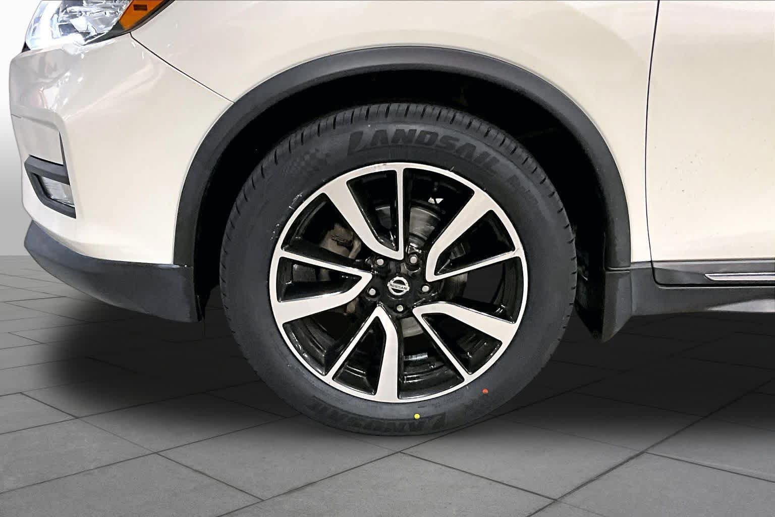 Used 2019 Nissan Rogue SL w/ Premium Package AWD/4WD image 11