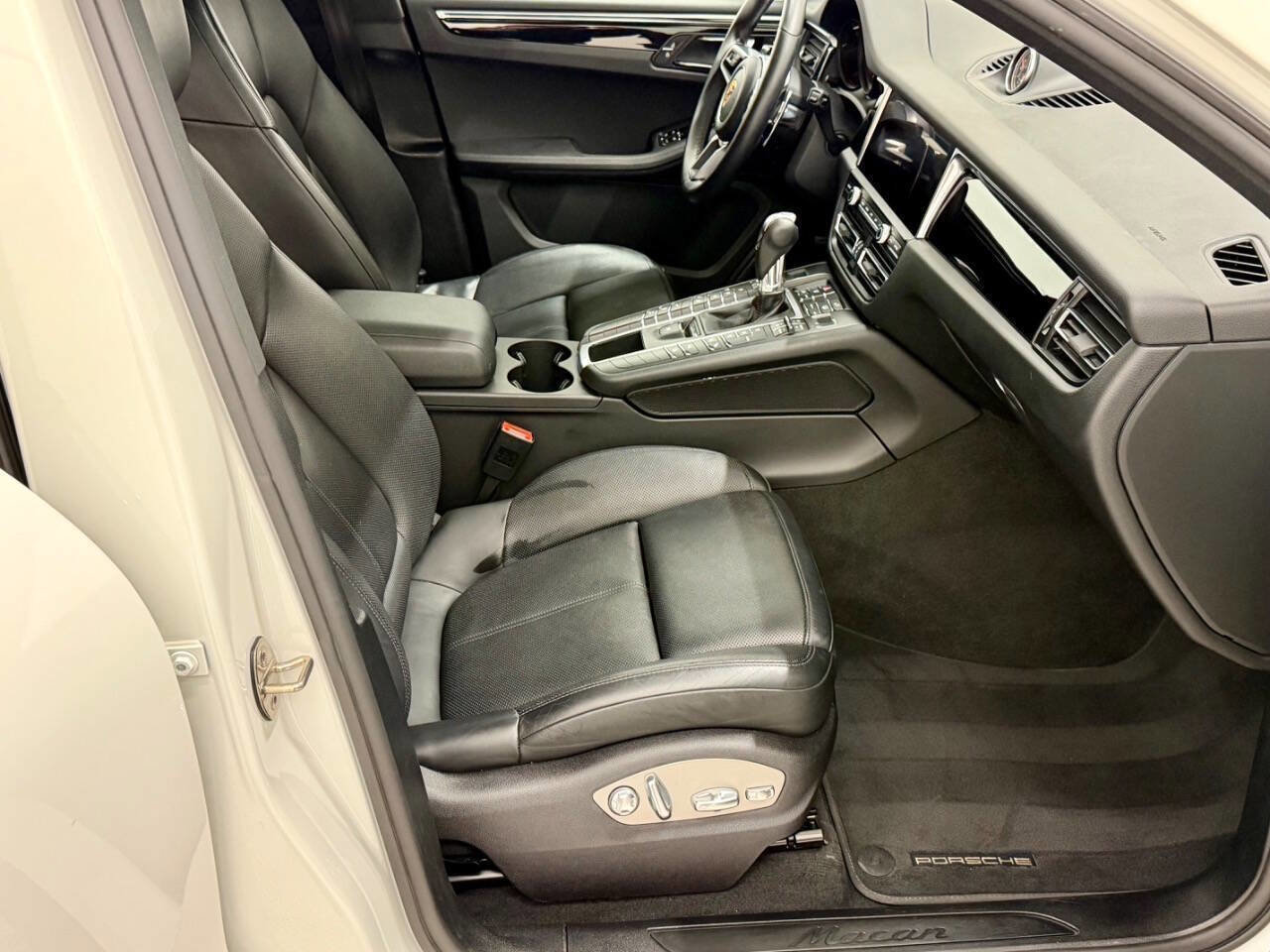 Used 2021 Porsche Macan image 37