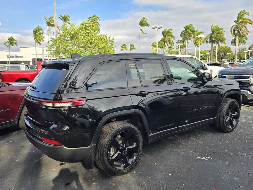 Used 2025 Jeep Grand Cherokee Altitude image 3