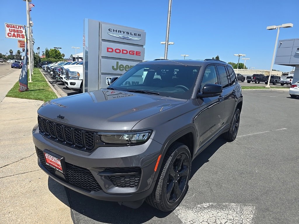 New 2025 Jeep Grand Cherokee Altitude image 25