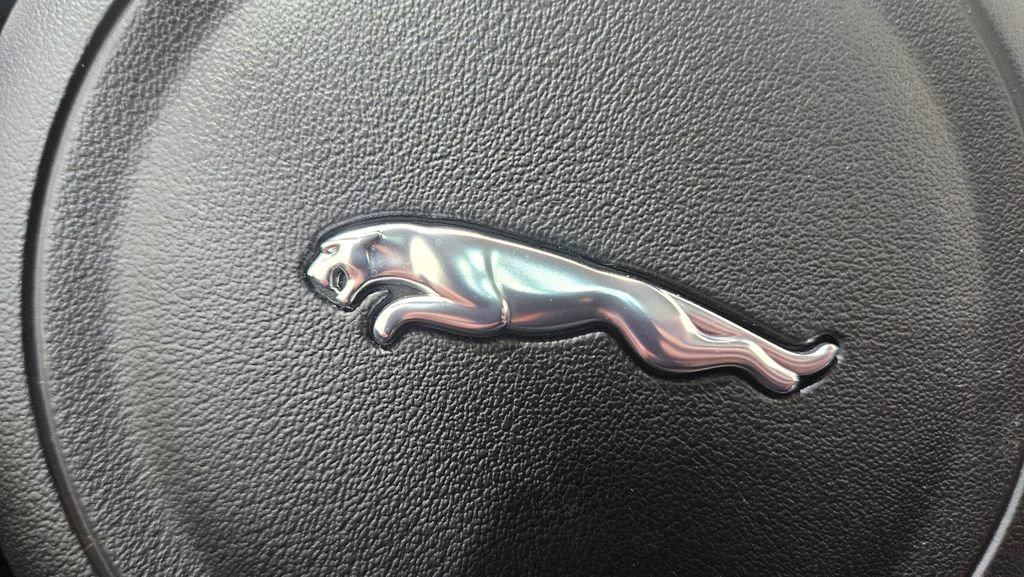 Used 2020 Jaguar F-PACE Premium image 27