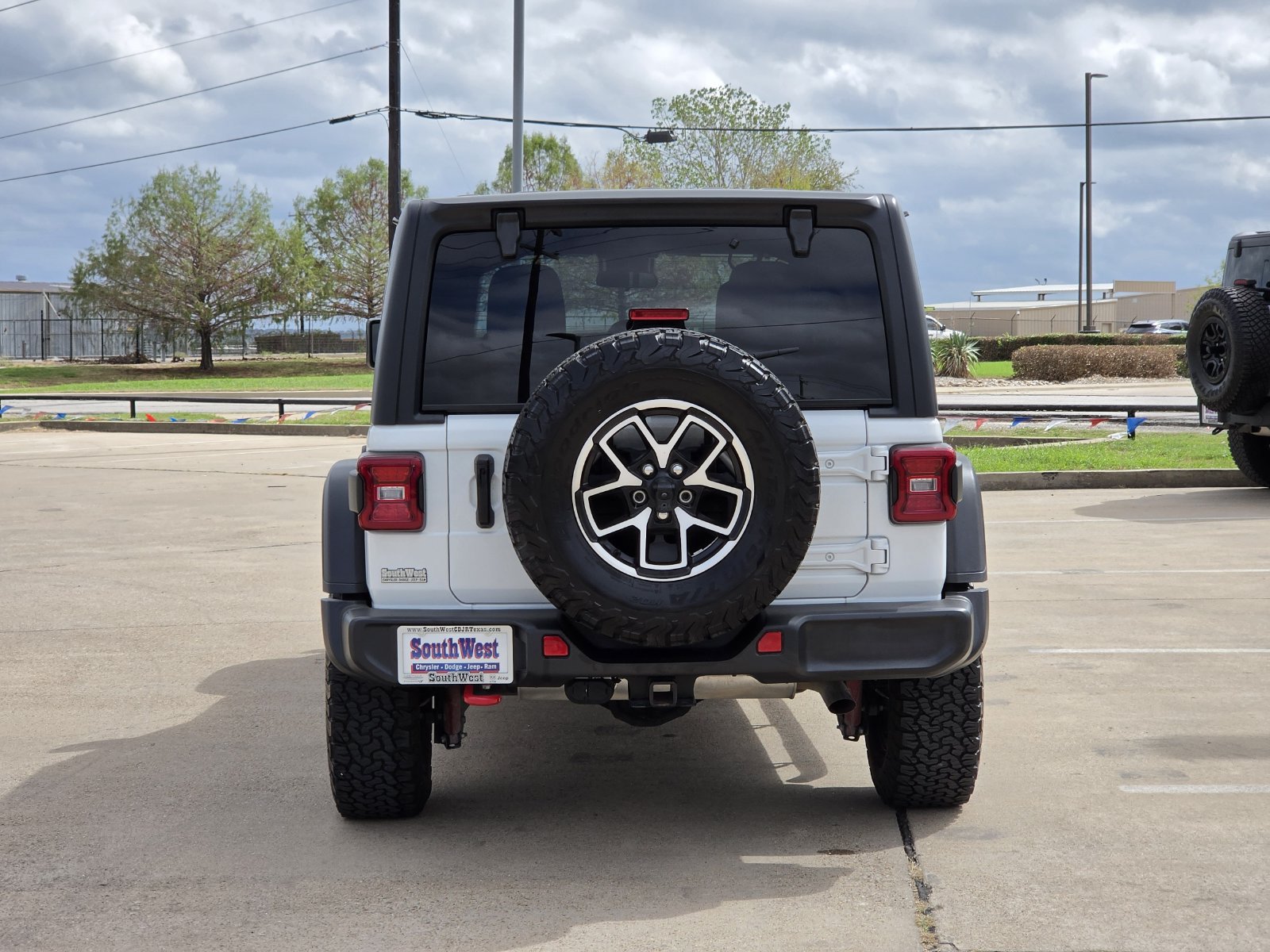 Used 2024 Jeep Wrangler Unlimited Rubicon w/ Convenience Group AWD/4WD image 8