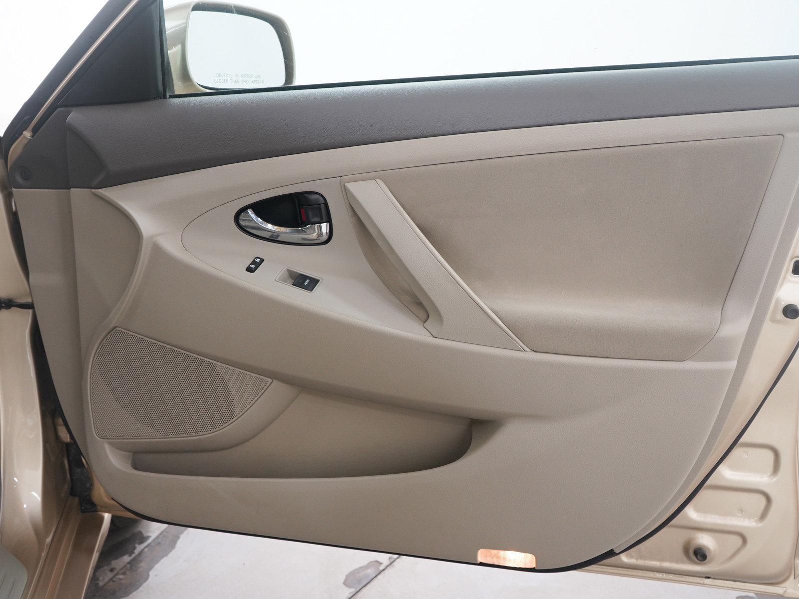 Used 2010 Toyota Camry LE FWD image 9