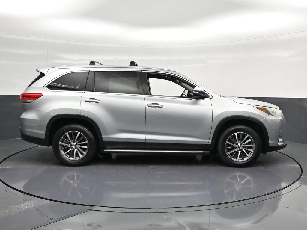 Used 2019 Toyota Highlander XLE FWD image 4