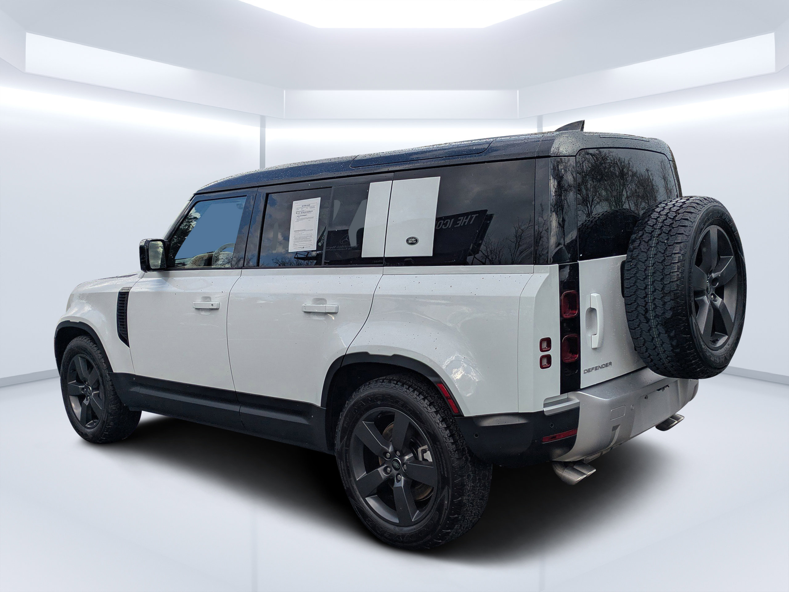 Used 2024 Land Rover Defender 110 SE image 8
