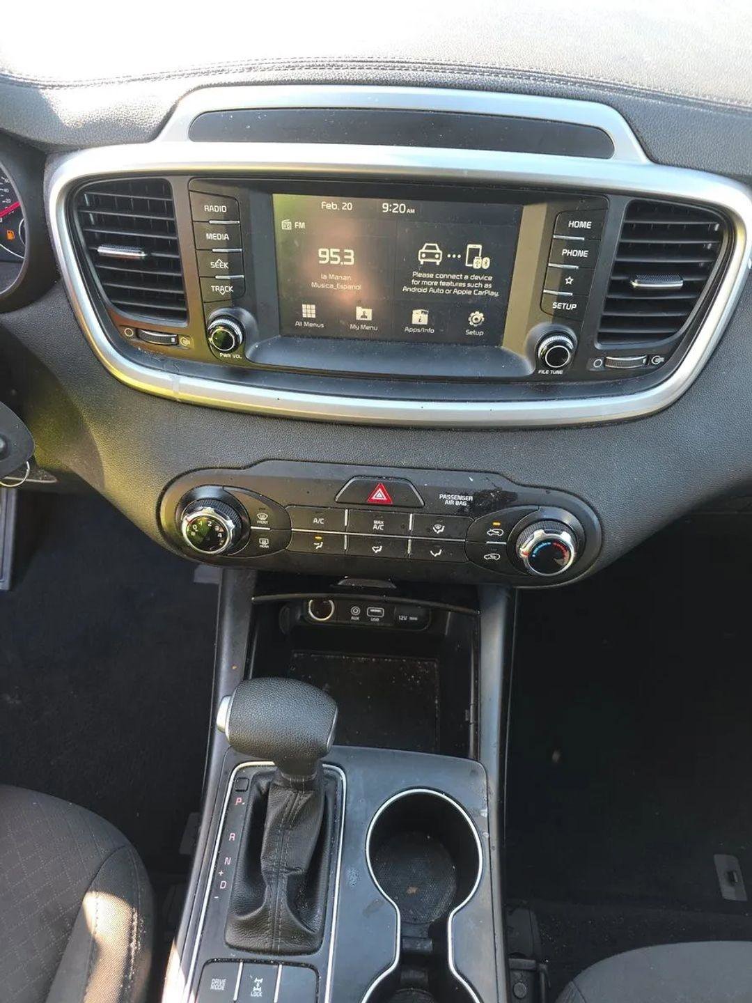 Used 2020 Kia Sorento LX image 17