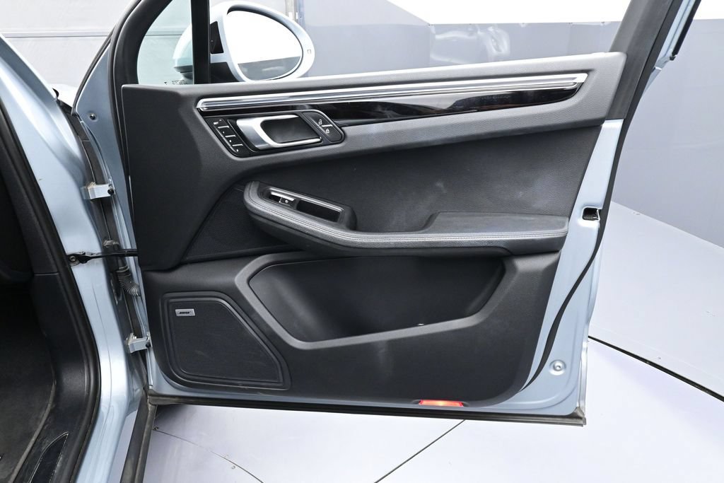 Certified 2020 Porsche Macan AWD/4WD image 28