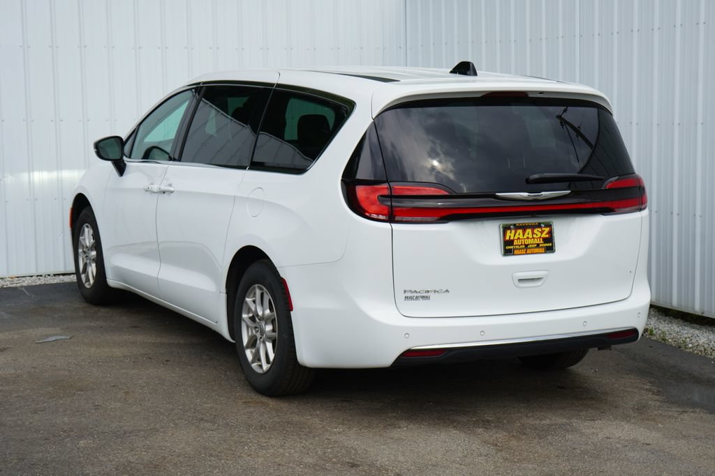 Used 2025 Chrysler Pacifica Select FWD image 4