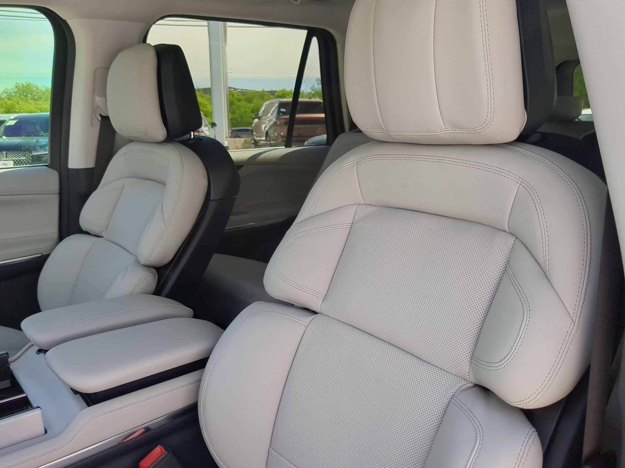 New 2026 Lincoln Navigator Premier AWD/4WD image 10