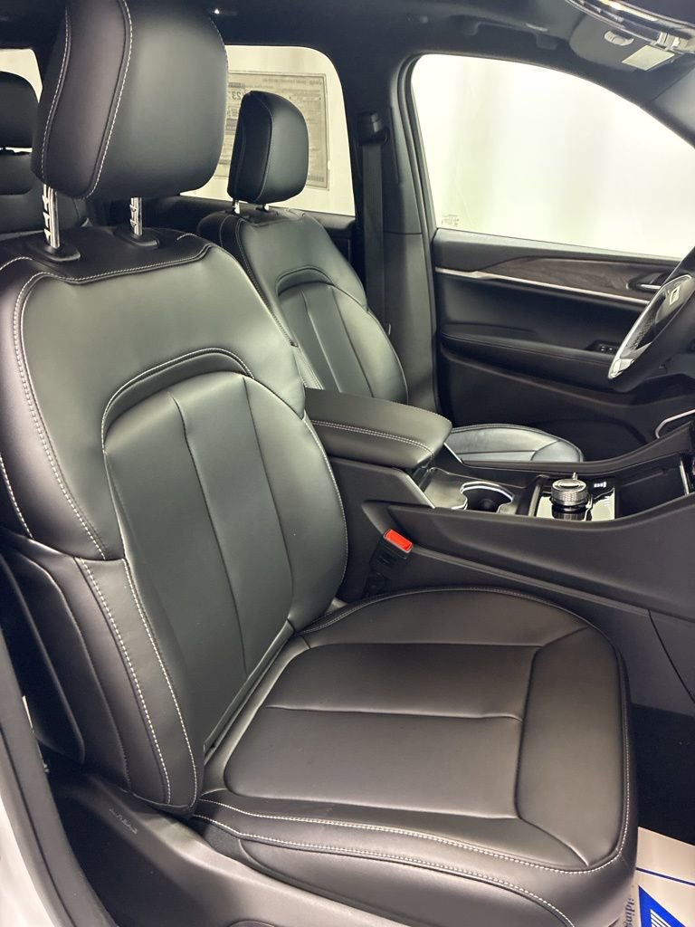 New 2026 Jeep Grand Cherokee Limited w/ Limited Altitude Package AWD/4WD image 29