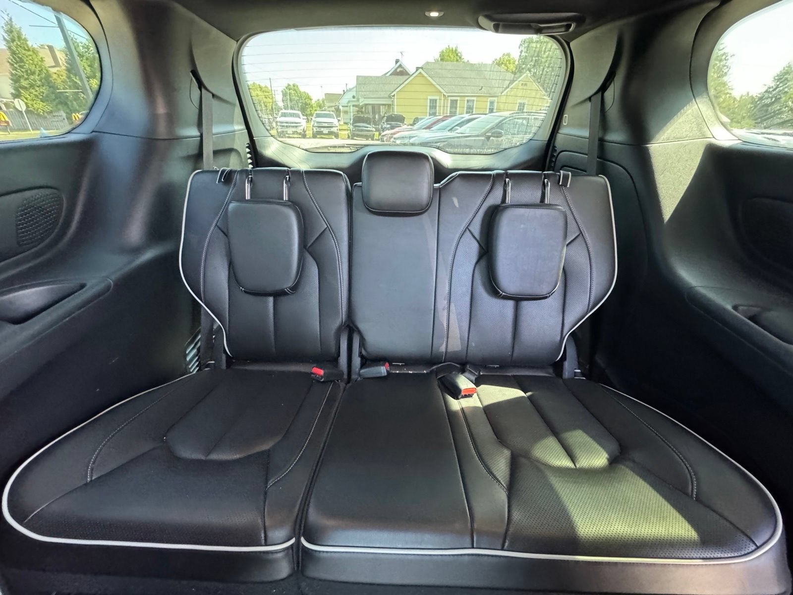 Used 2022 Chrysler Pacifica Limited w/ Uconnect Theater Family Group FWD image 28