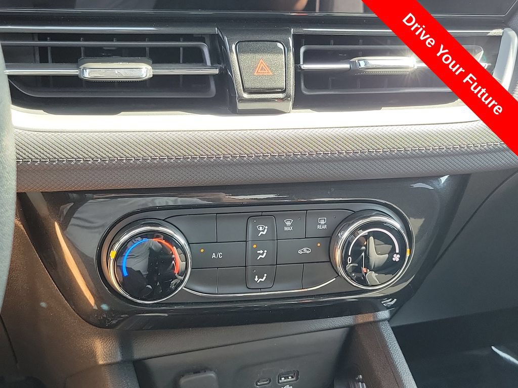 Used 2025 Chevrolet TrailBlazer LT AWD/4WD image 13