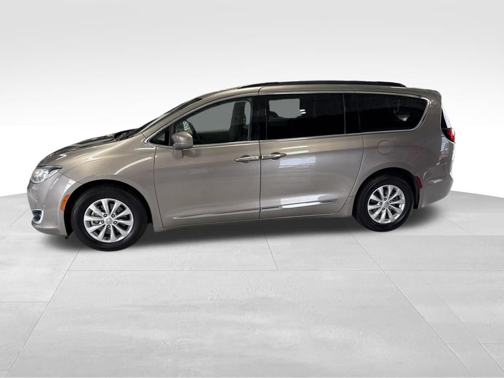 Used 2017 Chrysler Pacifica Touring-L FWD image 2