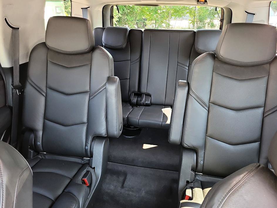 Used 2020 Cadillac Escalade Luxury w/ Escalade Sport Edition AWD/4WD image 30