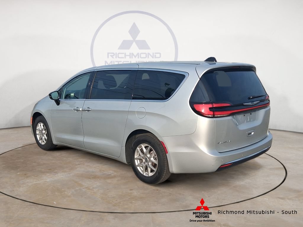 Used 2024 Chrysler Pacifica Touring-L FWD image 5