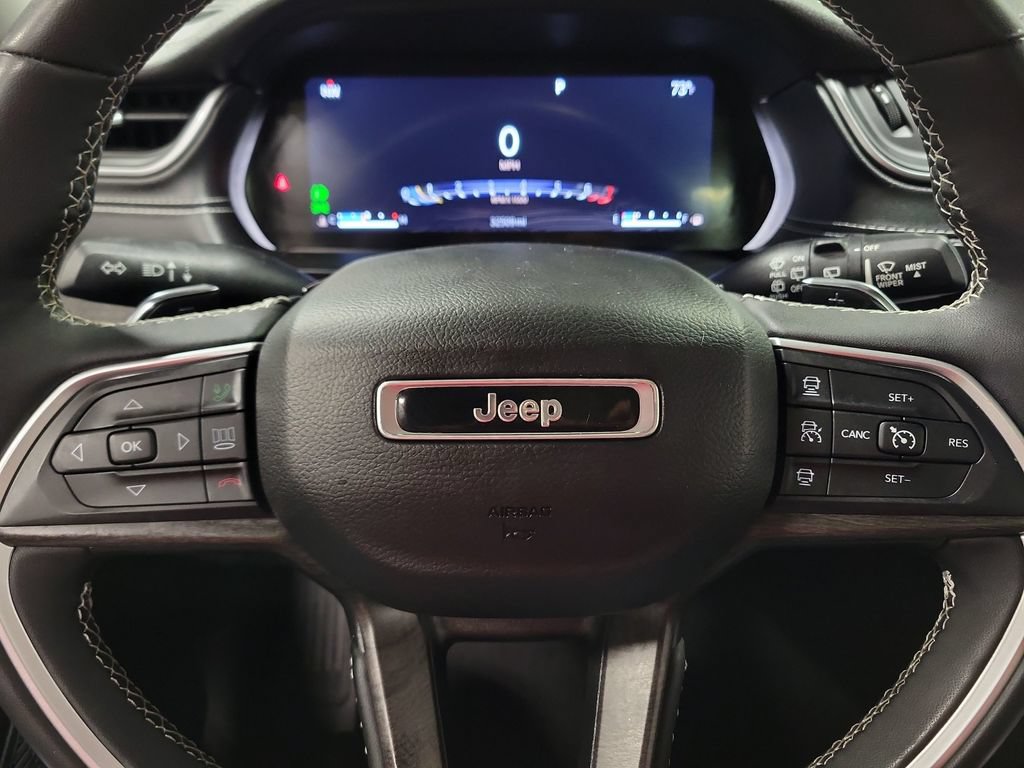 Used 2023 Jeep Grand Cherokee Limited AWD/4WD image 15
