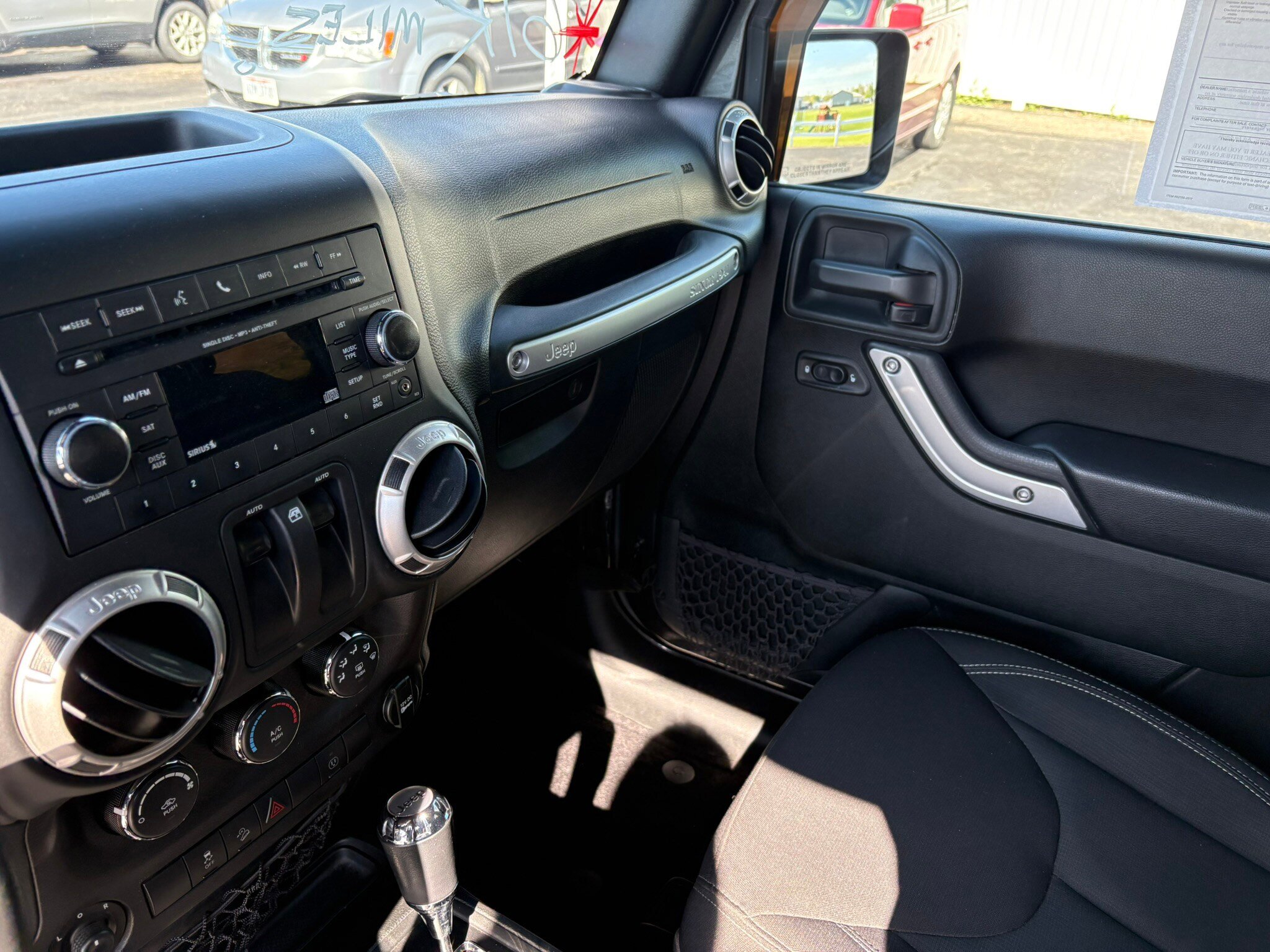 Used 2018 Jeep Wrangler Sahara w/ Connectivity Group AWD/4WD image 17