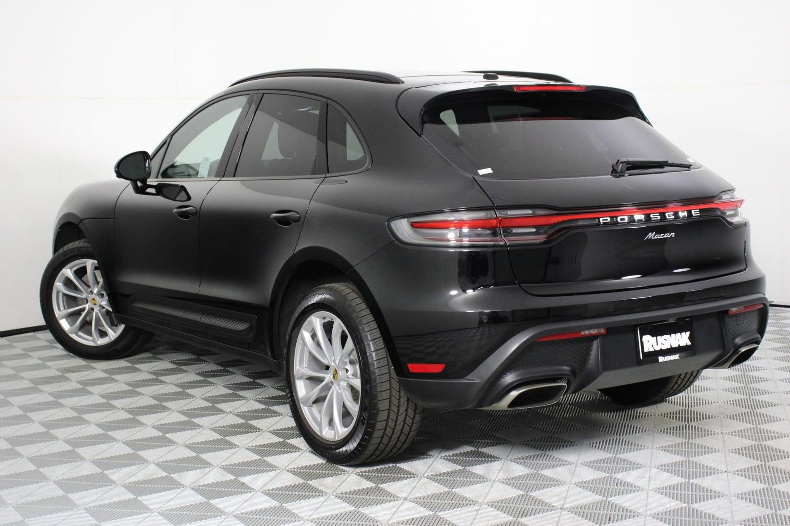 Certified 2025 Porsche Macan image 3