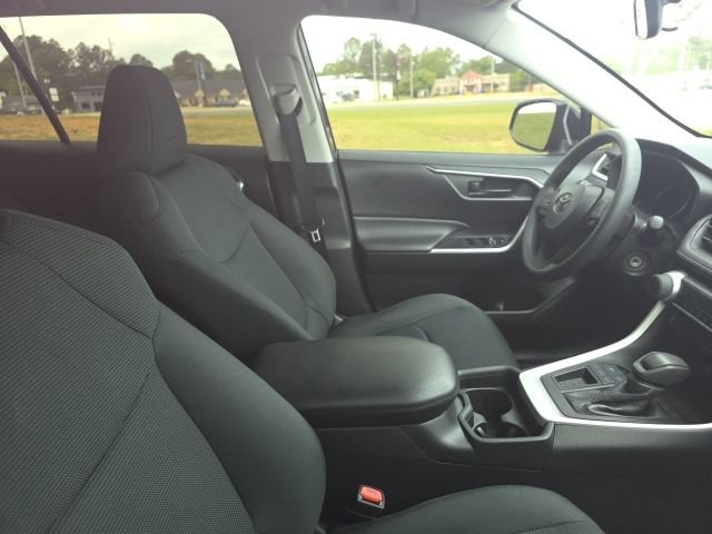 Used 2021 Toyota RAV4 LE FWD image 8