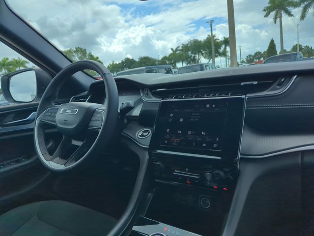 Used 2024 Jeep Grand Cherokee Laredo AWD/4WD image 28