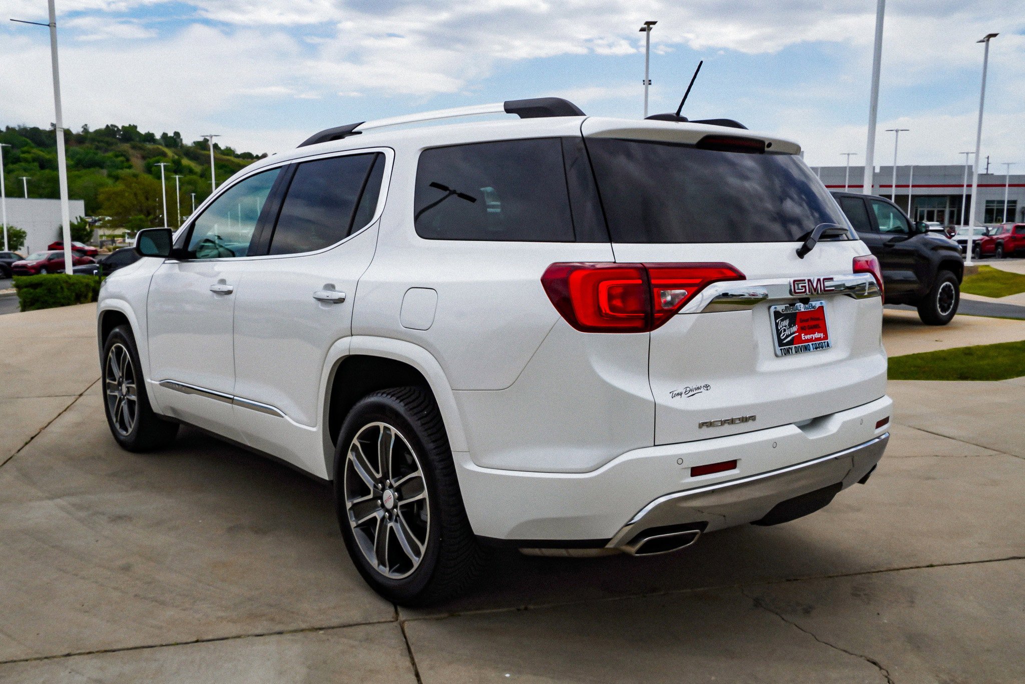 Used 2018 GMC Acadia Denali w/ Technology Package FWD image 6