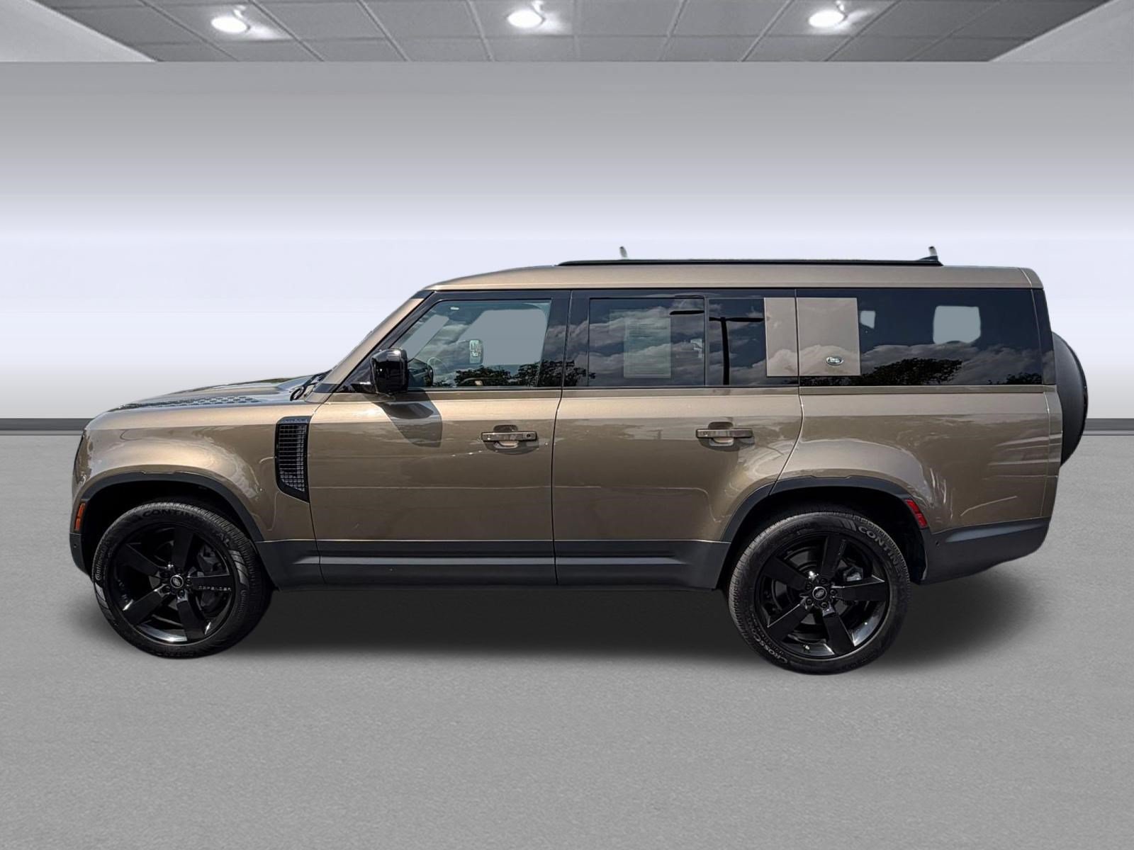 Used 2023 Land Rover Defender 130 SE AWD/4WD image 2