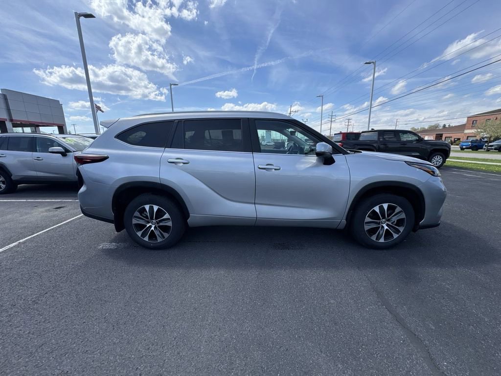 Used 2025 Toyota Highlander XLE AWD/4WD image 9