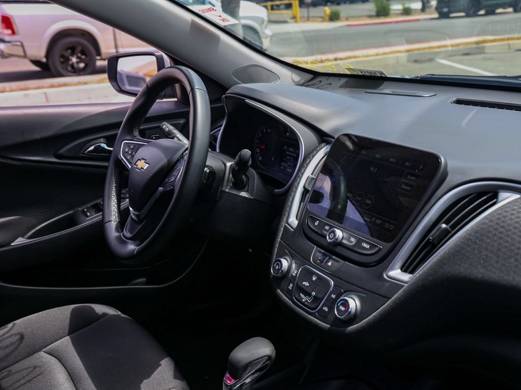 Used 2025 Chevrolet Malibu RS FWD image 19