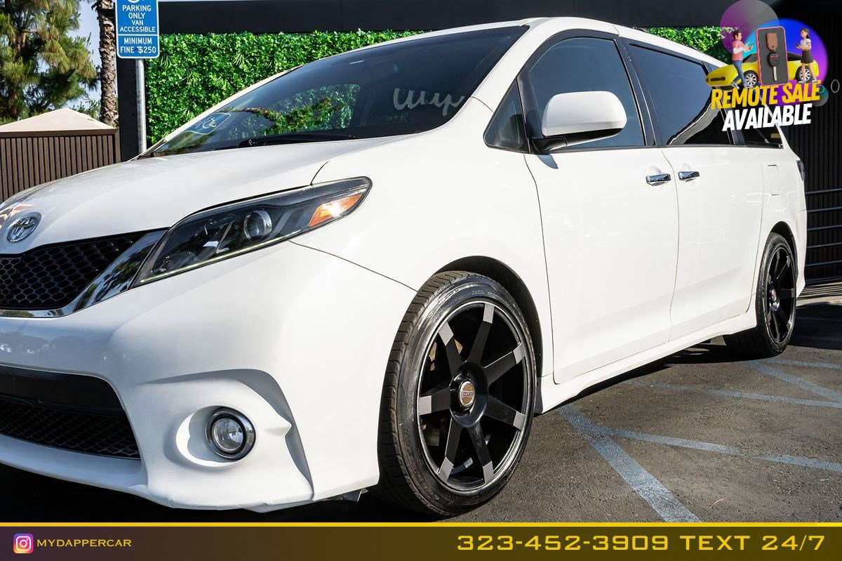 Used 2017 Toyota Sienna SE FWD image 2