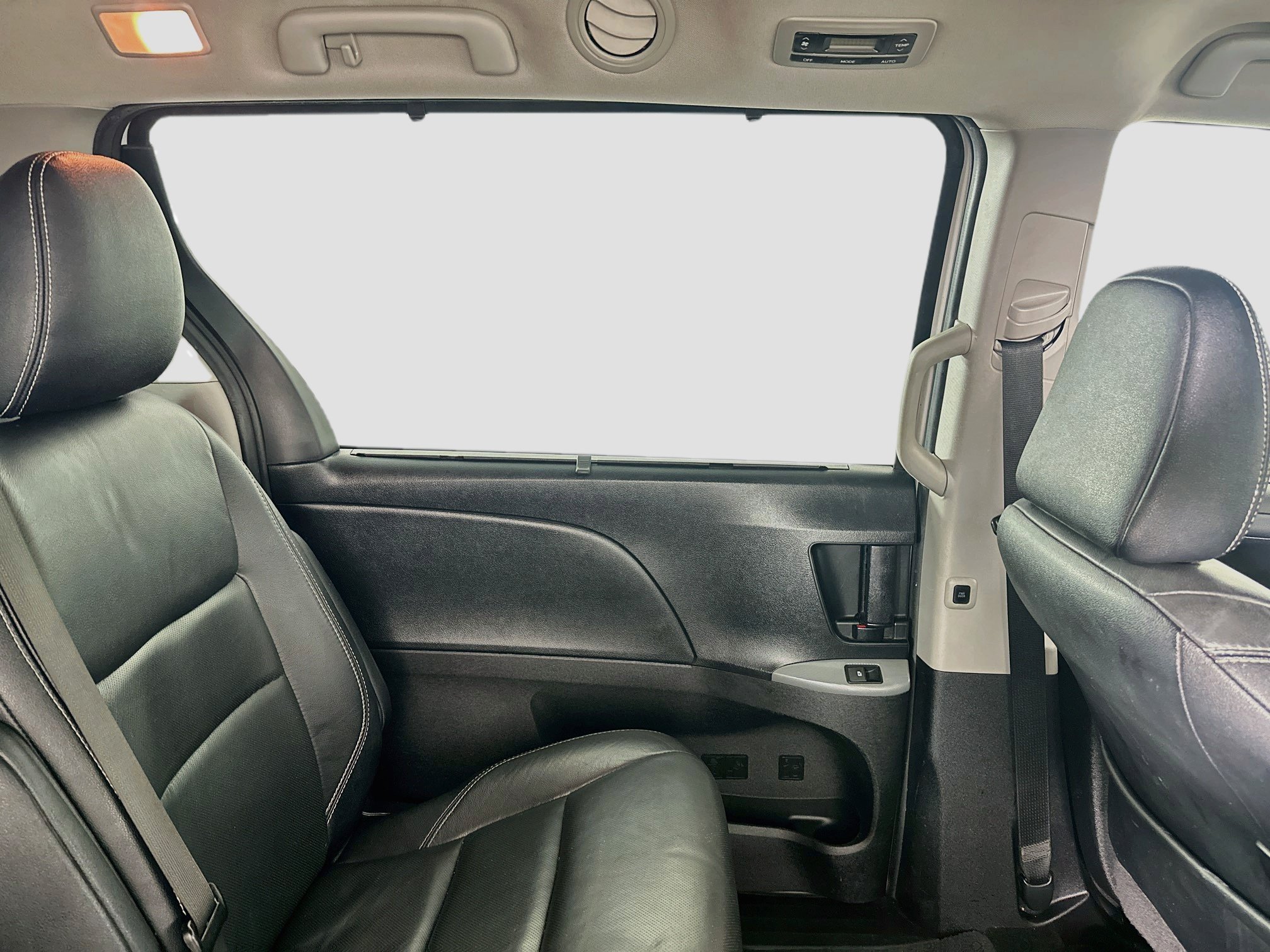 Used 2015 Toyota Sienna SE w/ SE Preferred Package FWD image 26