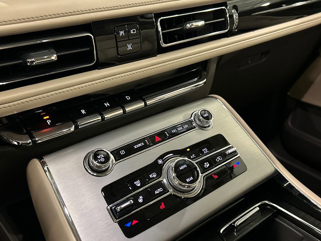 Used 2024 Lincoln Aviator AWD w/ Premium Package image 17